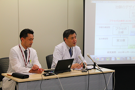 記者会見する下川宏明教授（右）と伊藤健太准教授（左）