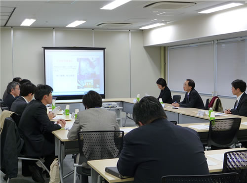 川上審議官への概要説明風景（3階アブクマ）